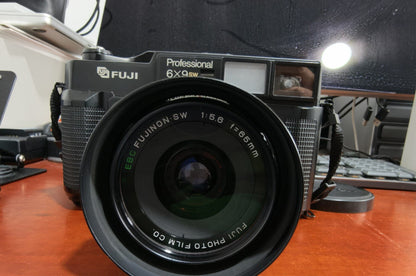 [Pre-owned] Fujifilm GSW690II — 6x9 with 65mm f/5.6 Wide Lens