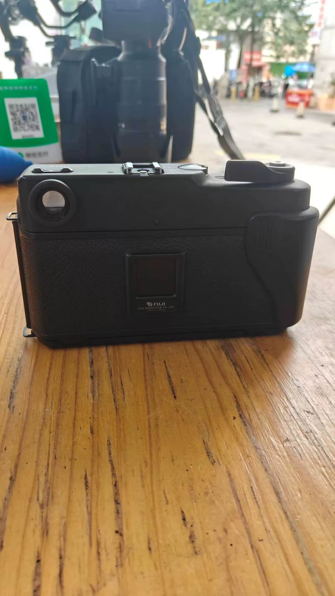 [Pre-owned] Fujifilm GW680III — Black, with Lens Cap and Strap