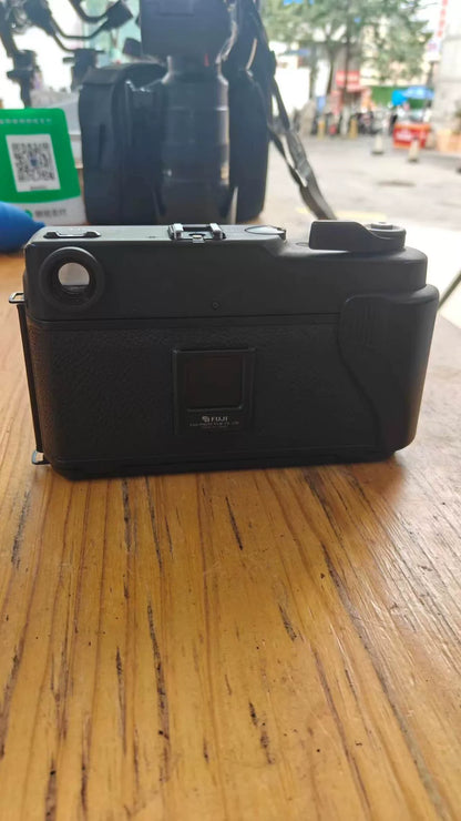 [Pre-owned] Fujifilm GW680III — Black, with Lens Cap and Strap