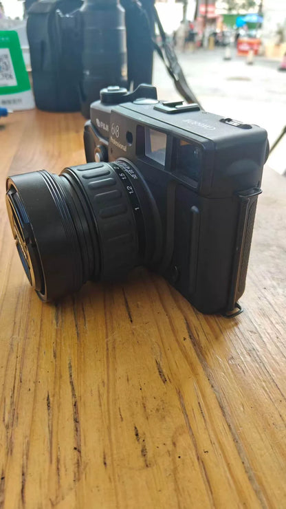 [Pre-owned] Fujifilm GW680III — Black, with Lens Cap and Strap