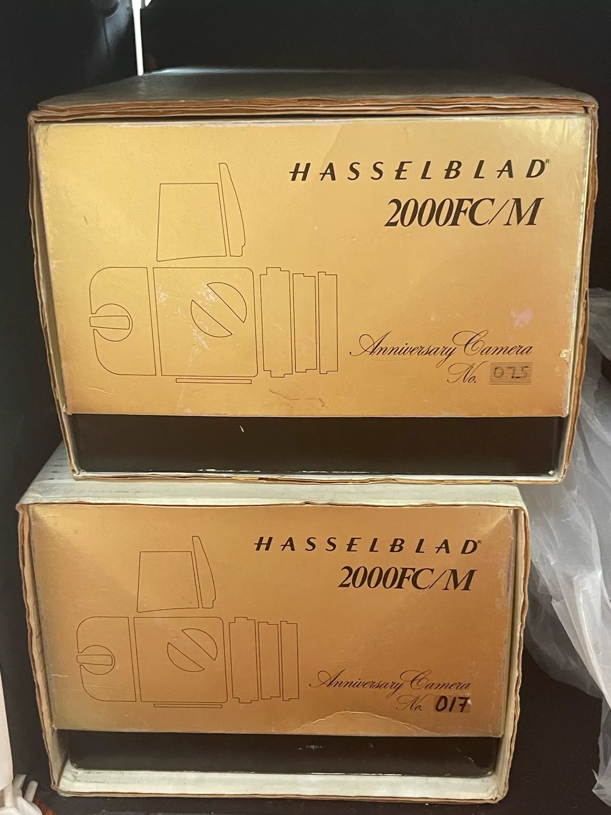 [Unused] Hasselblad 2000FC/M Gold — No. 075 of 500 with Planar 80mm f/2.8