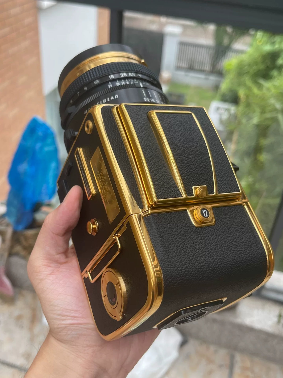 [Unused] Hasselblad 2000FC/M Gold — No. 075 of 500 with Planar 80mm f/2.8