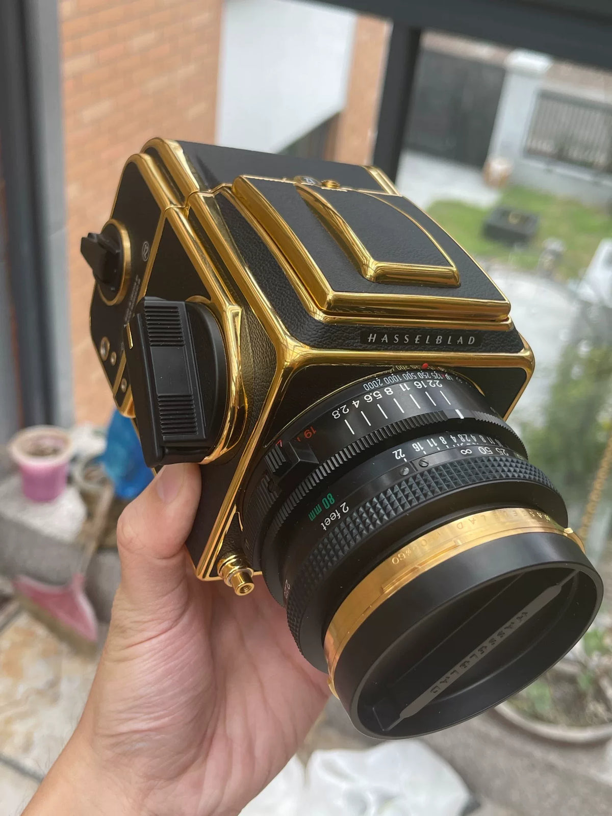 [Unused] Hasselblad 2000FC/M Gold — No. 075 of 500 with Planar 80mm f/2.8
