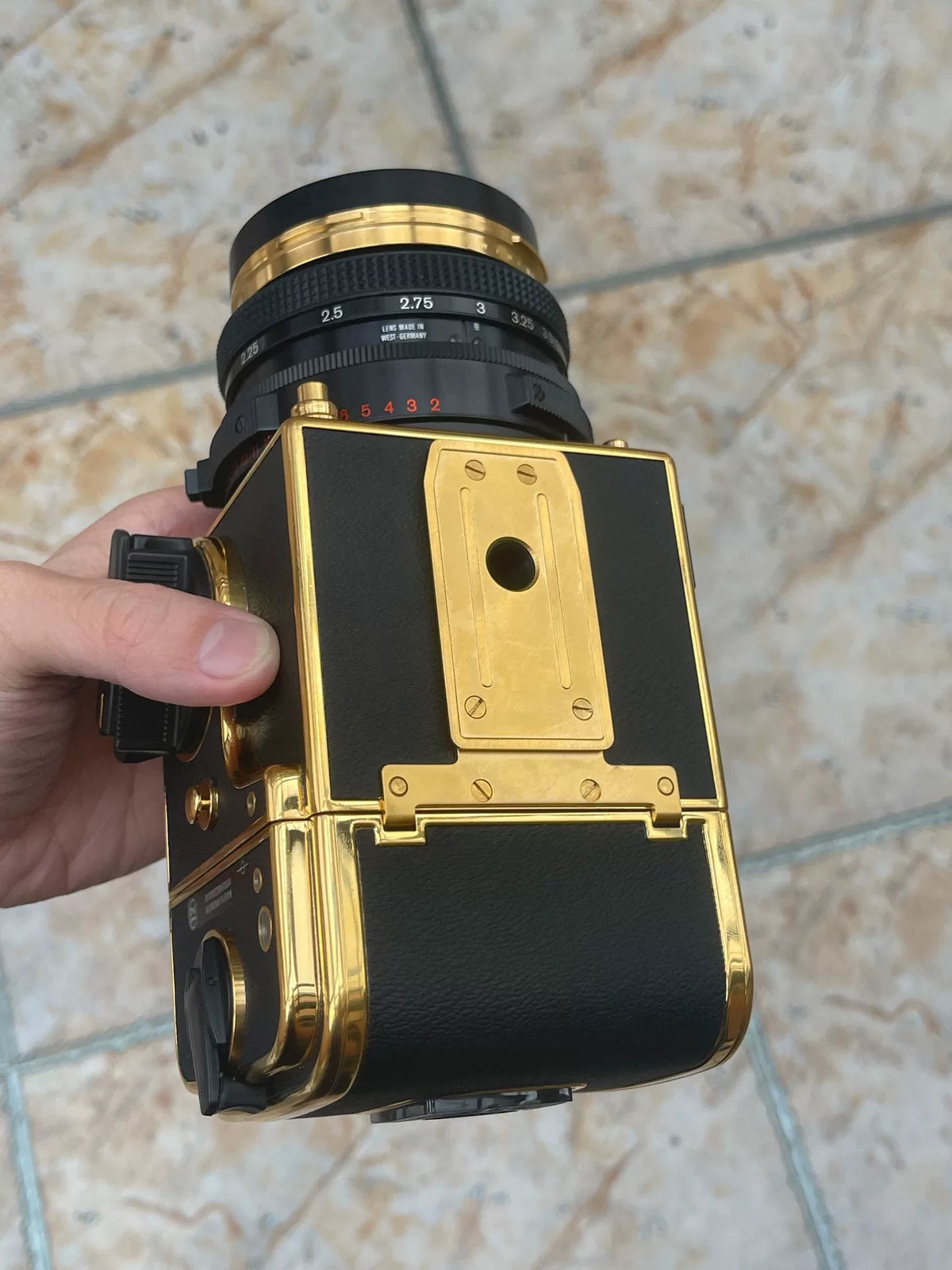 [Unused] Hasselblad 2000FC/M Gold — No. 075 of 500 with Planar 80mm f/2.8