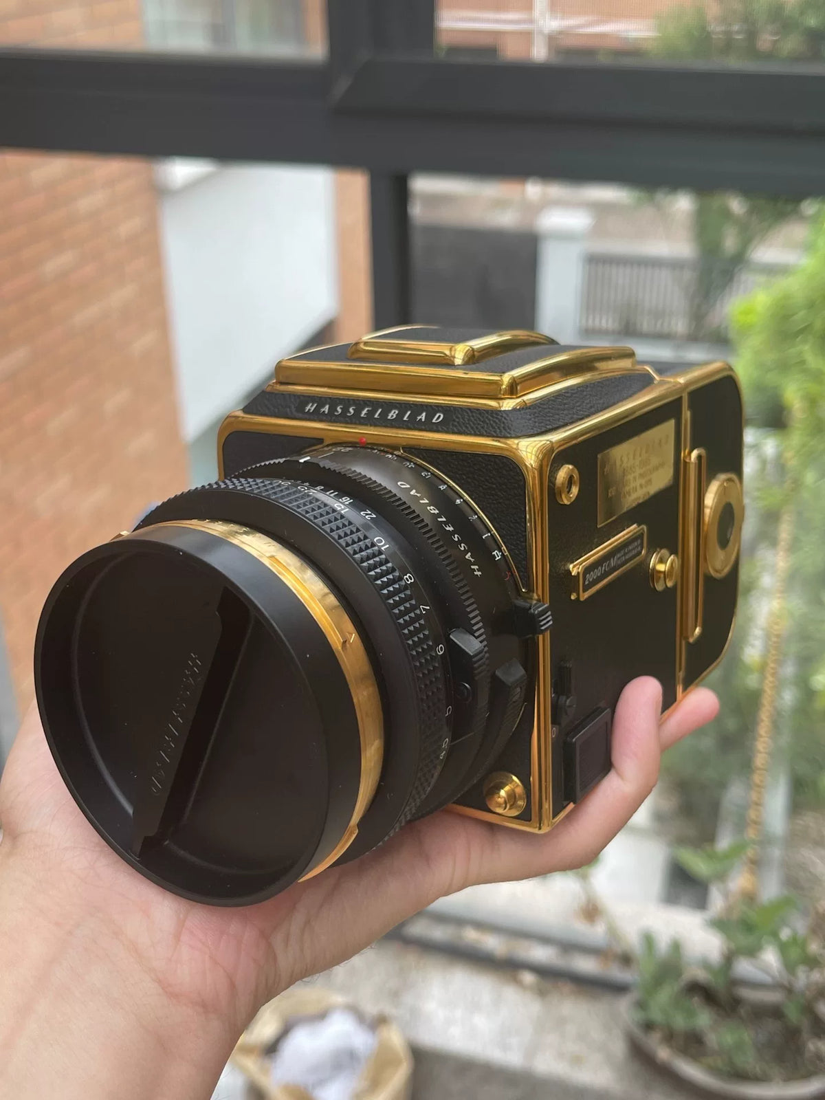 [Unused] Hasselblad 2000FC/M Gold — No. 075 of 500 with Planar 80mm f/2.8