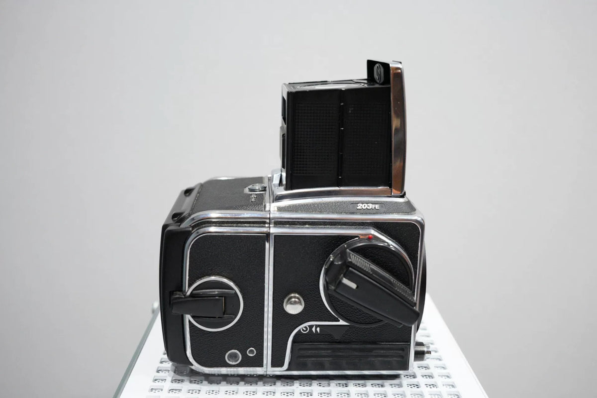 [Pre-owned] Hasselblad 203FE — with Distagon 50mm f/2.8 and A12 Back