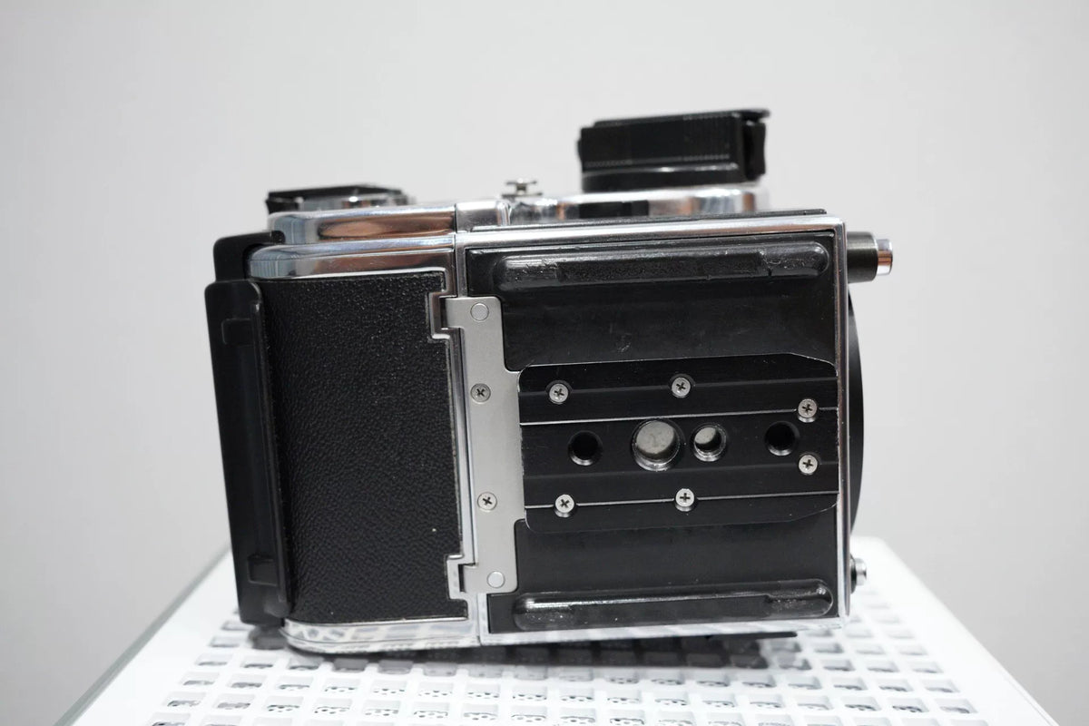 [Pre-owned] Hasselblad 203FE — with Distagon 50mm f/2.8 and A12 Back