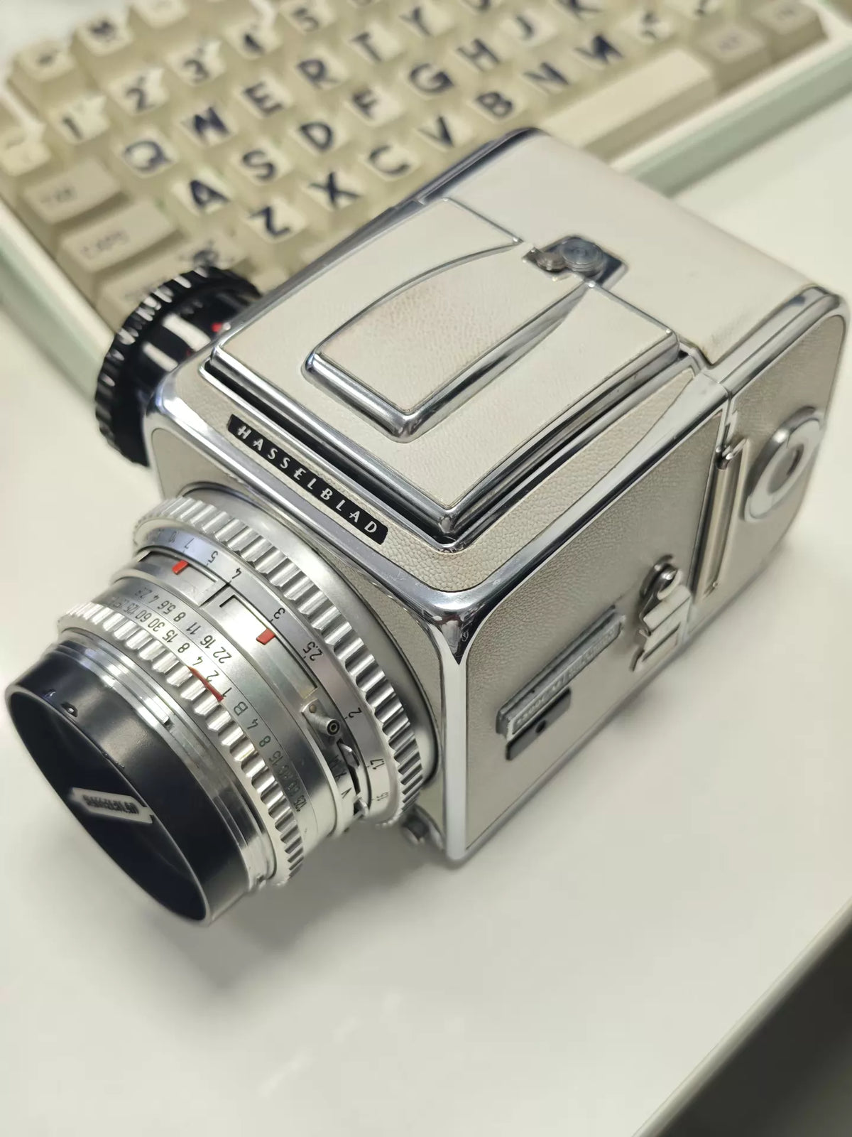 [Pre-owned] Hasselblad 500C/M — Modified White Covering