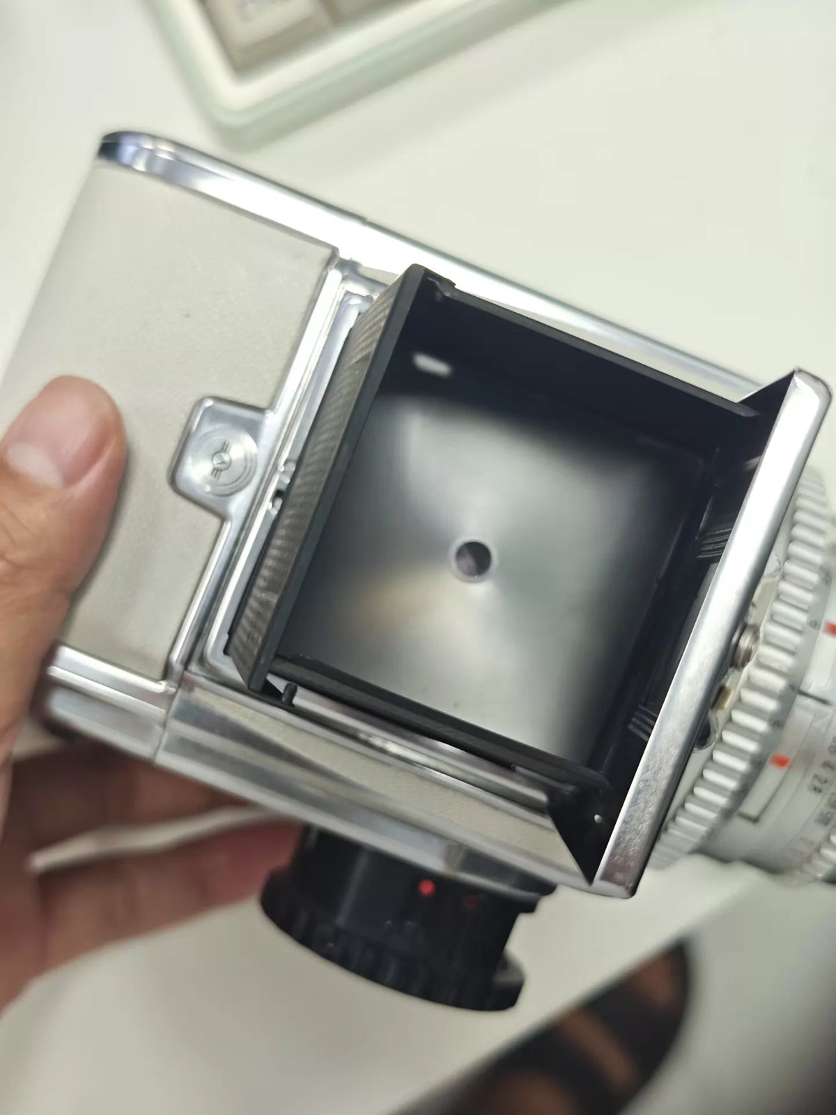 [Pre-owned] Hasselblad 500C/M — Modified White Covering