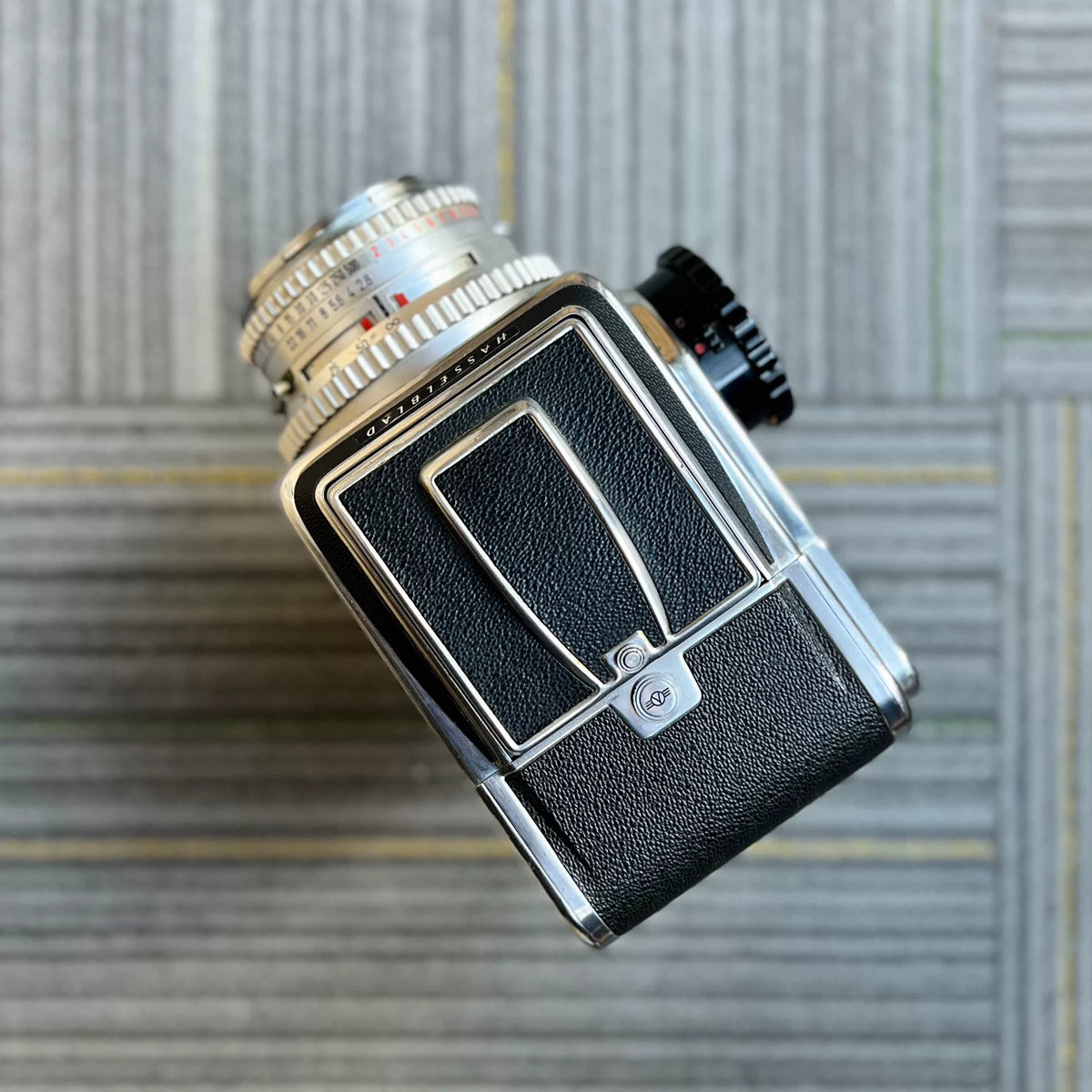 [Pre-owned] Hasselblad 500C — with Chrome Planar C 80mm f/2.8 and C12 Back