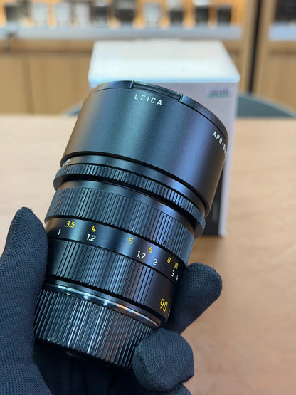 [Pre-owned] Leica APO-Summicron-M 90mm f/2 ASPH Black (11884) — 6-Bit, with Box