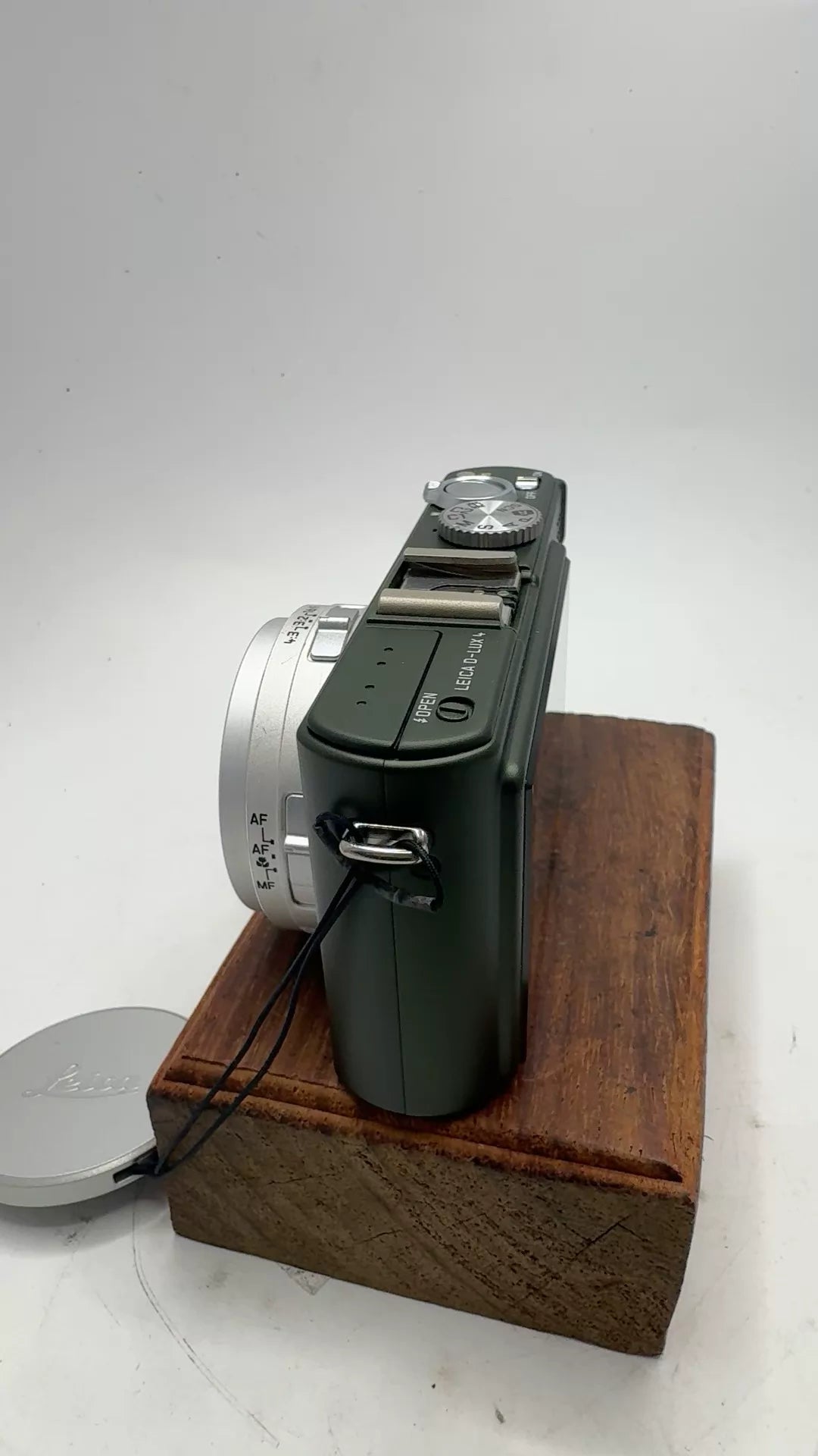 [Pre-owned] Leica D-Lux 4 — Olive Green Limited Edition