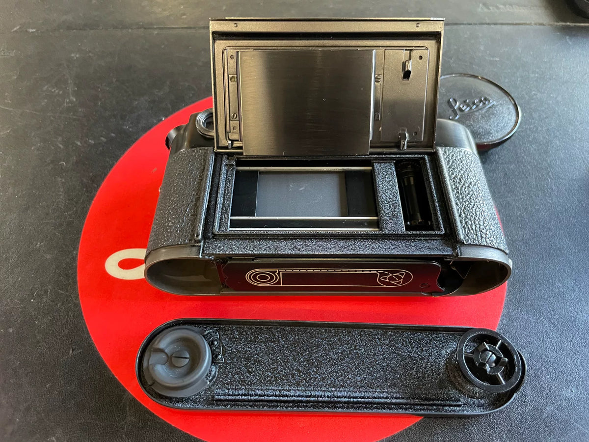 [Pre-owned] Leica M4 Black Paint — Body Only