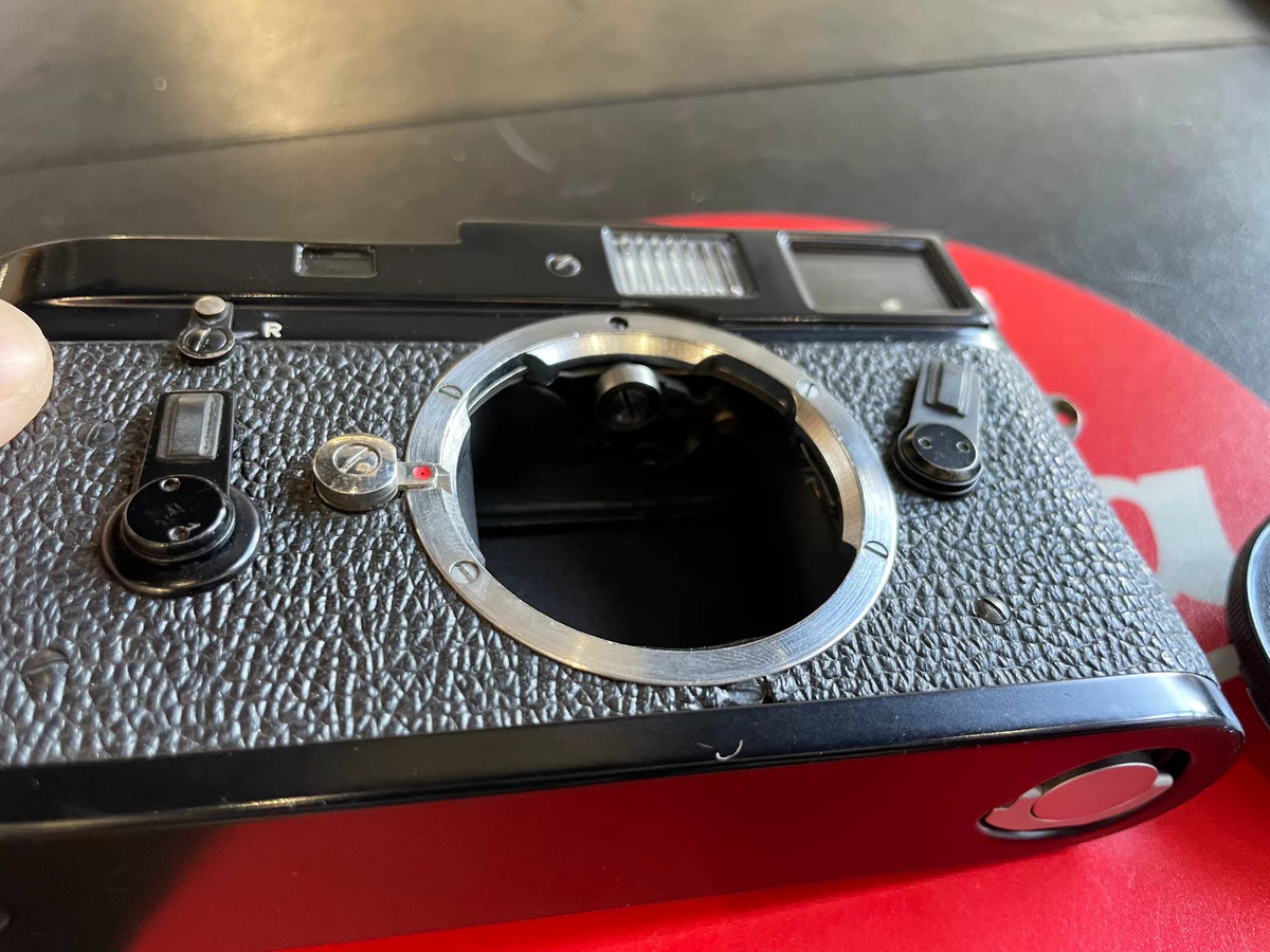 [Pre-owned] Leica M4 Black Paint — Body Only
