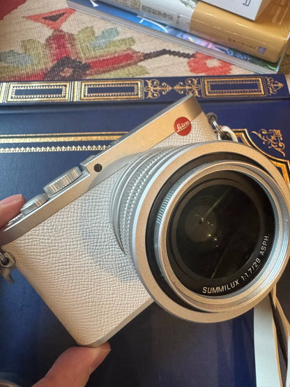 [Pre-owned] Leica Q Snow (Typ 116) — Limited Edition with Leather Case