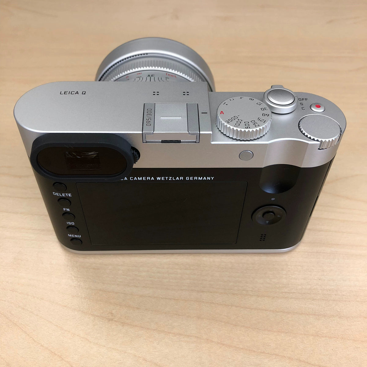 [Pre-owned] Leica Q (Typ 116) Snow White Limited Edition — Full Set