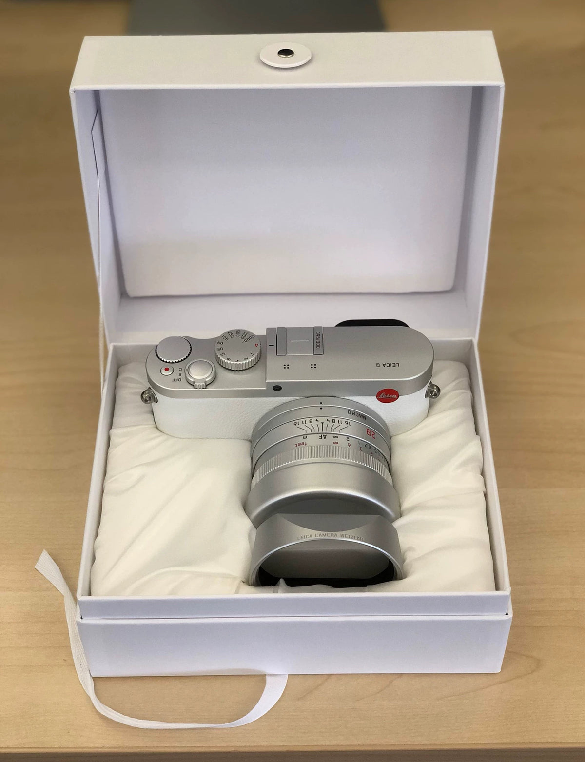 [Pre-owned] Leica Q (Typ 116) Snow White Limited Edition — Full Set