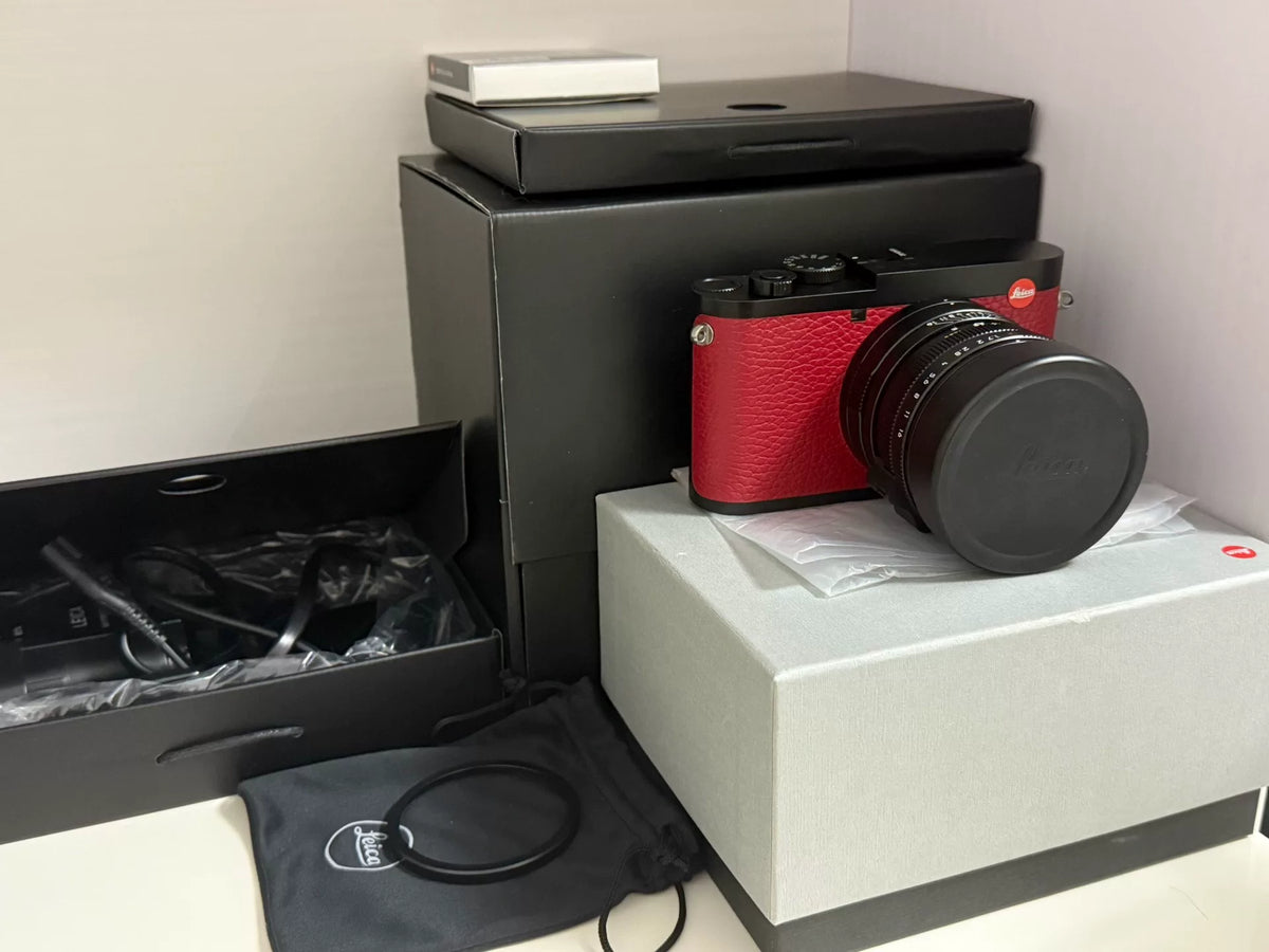 [Pre-owned] Leica Q2 (Typ 4889) — Burgundy Red with Box