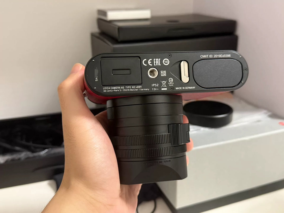 [Pre-owned] Leica Q2 (Typ 4889) — Burgundy Red with Box