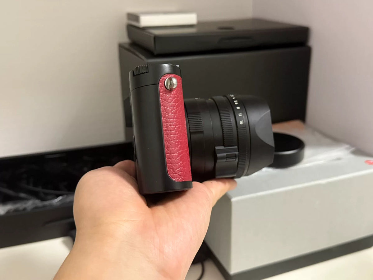 [Pre-owned] Leica Q2 (Typ 4889) — Burgundy Red with Box
